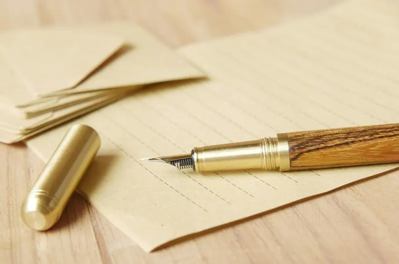 Een vulpen op een vel papier, voor de workshop intuïtief schrijven