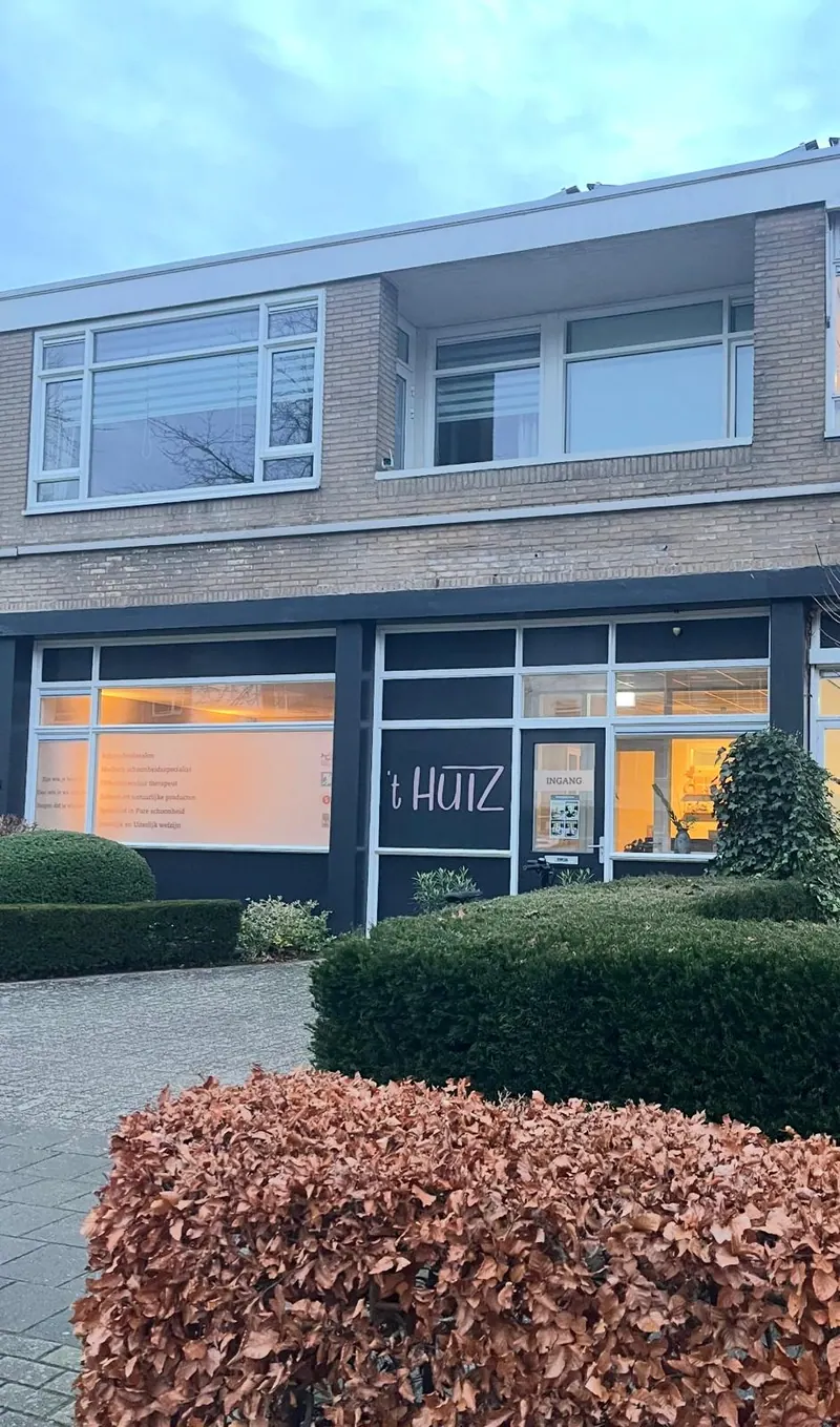 De ingang van 't HuiZ aan de Jan Mankeslaan 35 in Heerenveen, waar Praktijk voor Zielskracht zit